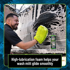 Chemical Guys aplicando espuma sobre cofre para levantar suciedad antes del enjuague