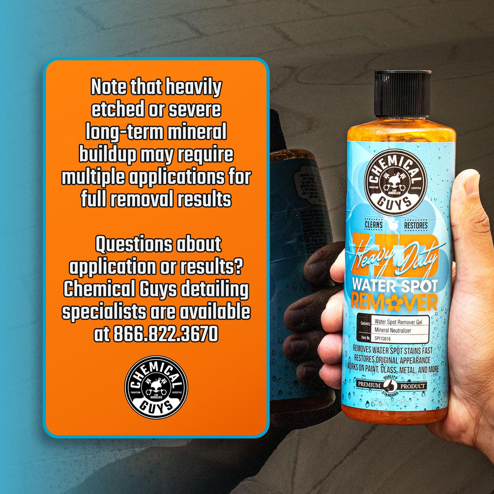 Chemical Guys producto junto a herramientas de detallado, preparado para uso
