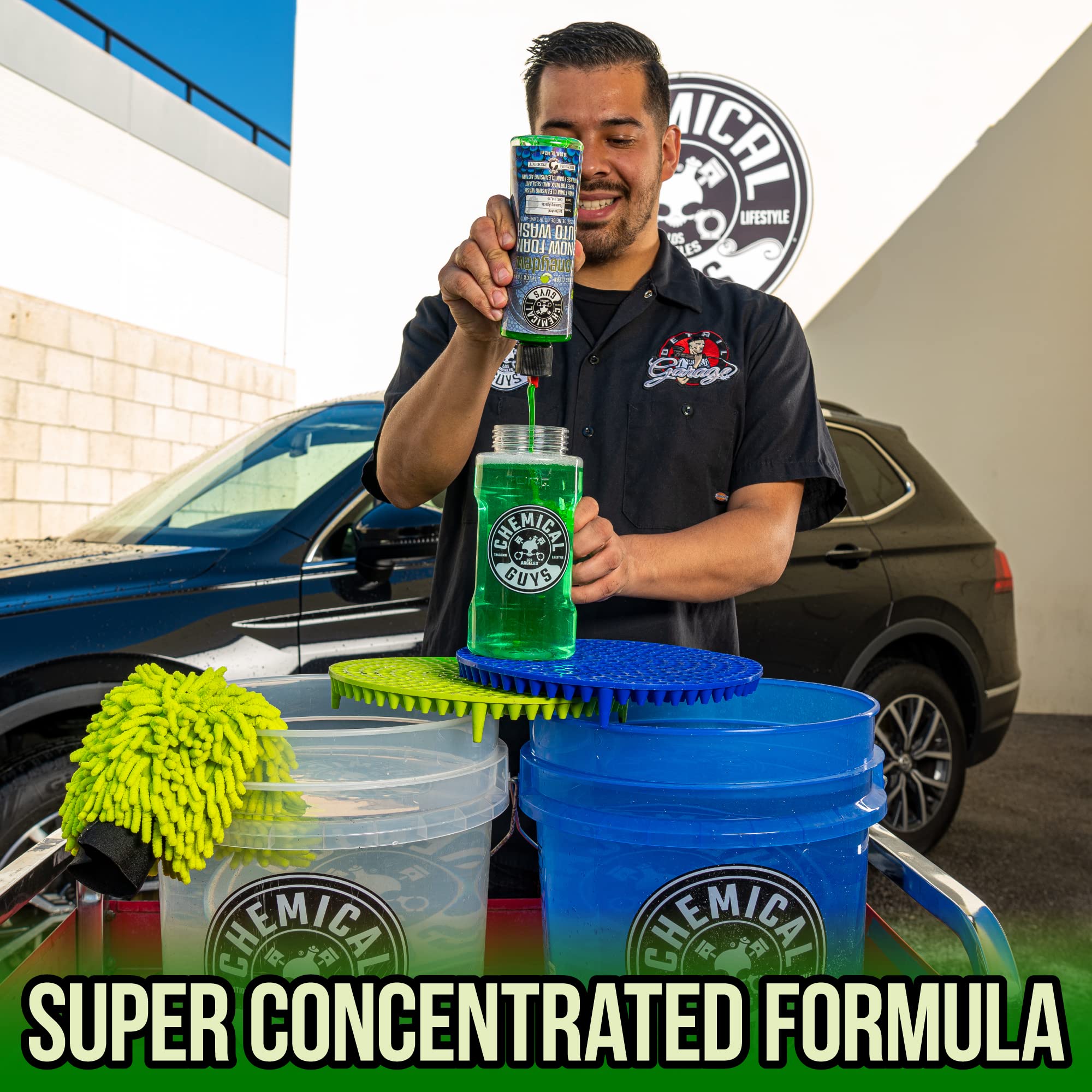 Chemical Guys espuma cubriendo una motocicleta para lavado sin rayas