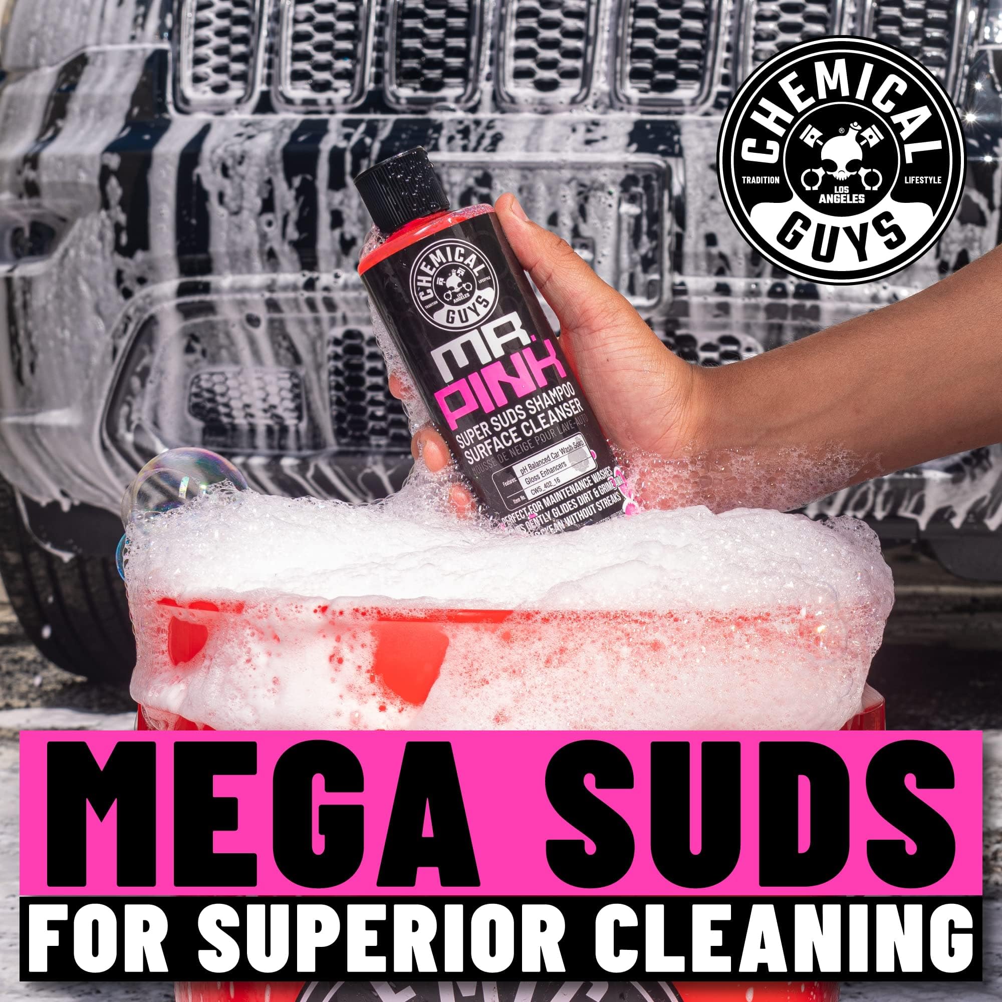 Chemical Guys Mr. Pink espuma densa en primer plano que cubre suciedad