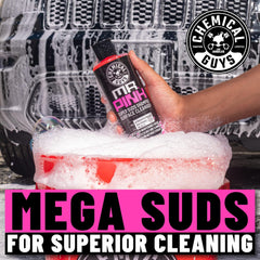 Chemical Guys Mr. Pink espuma densa en primer plano que cubre suciedad