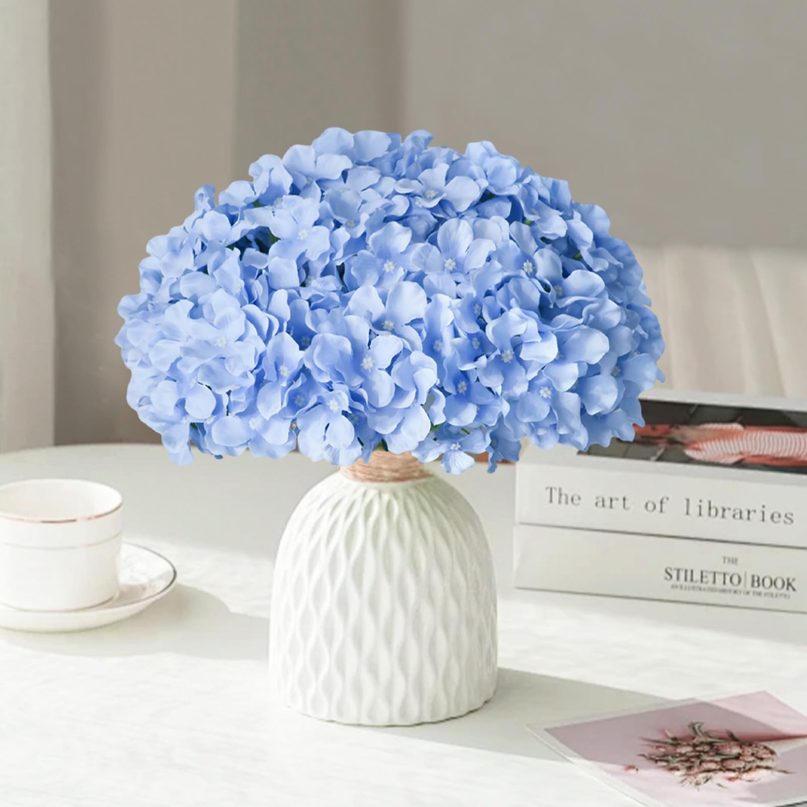 Cherica centro de mesa con hortensias azules mejorando la mesa