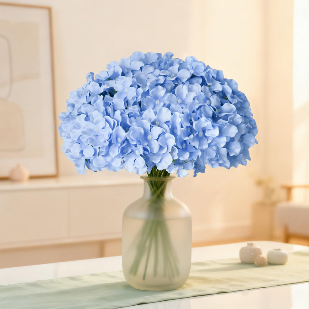 Cherica ambiente salón moderno con hortensias azules como acento