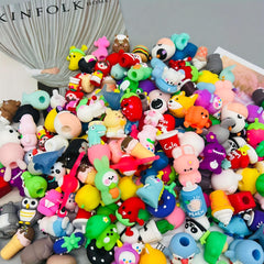 Cherislpy varias figuritas kawaii desplegadas para coleccionar