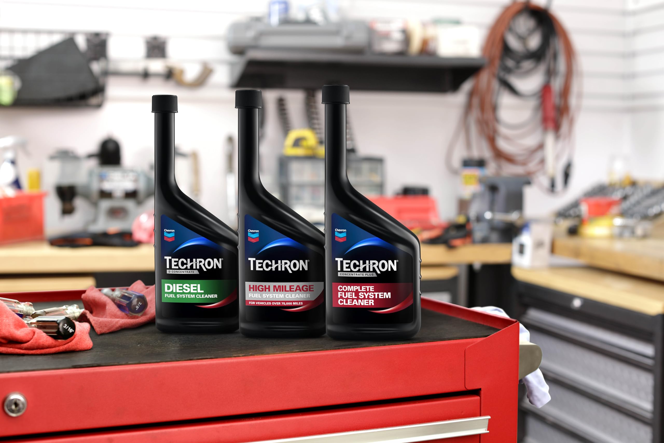 Chevron Techron vertiéndose en tanque de combustible, protege sistema y mejora rendimiento