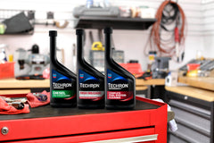 Chevron Techron vertiéndose en tanque de combustible, protege sistema y mejora rendimiento