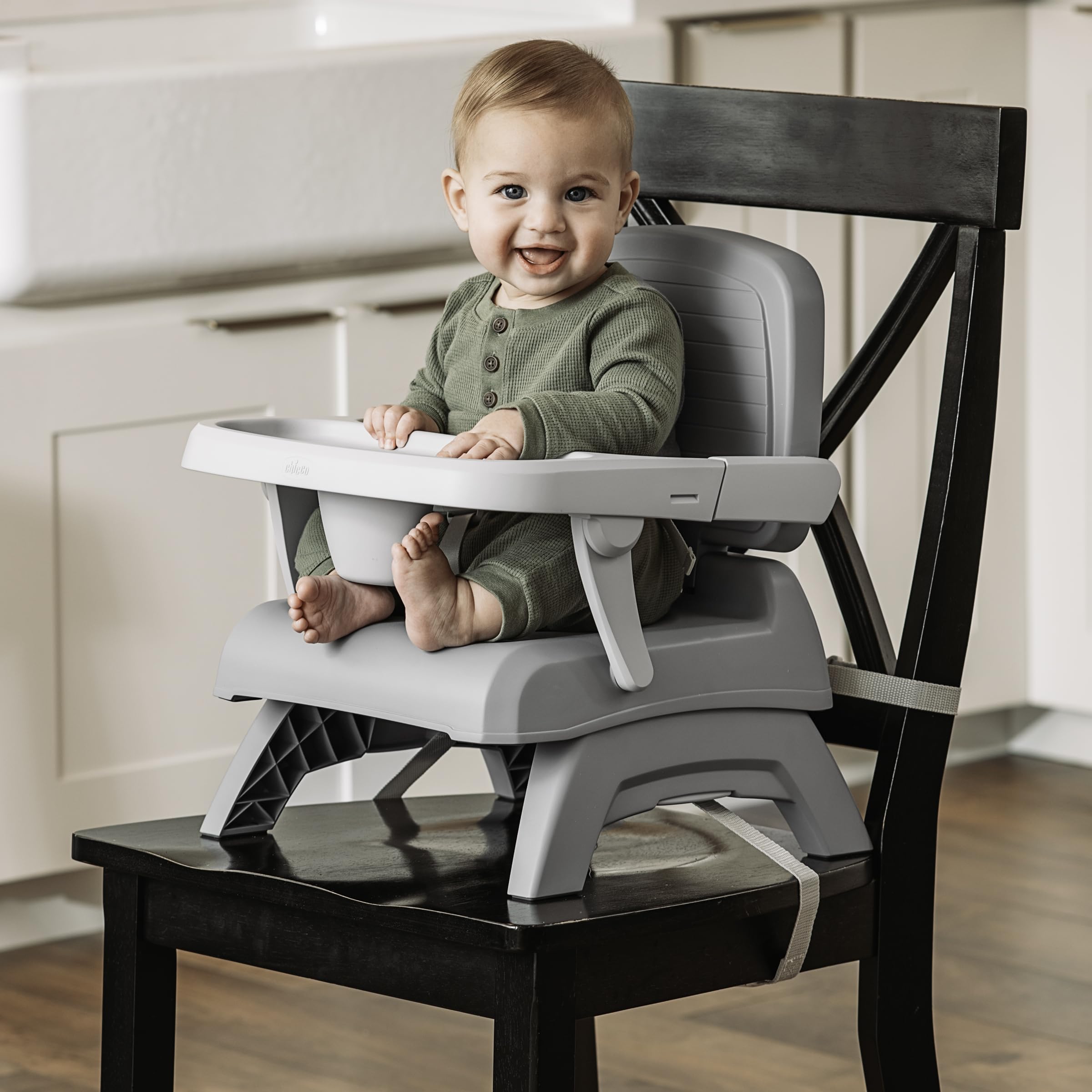 Chicco Bento comparación de tamaño junto a una silla estándar para referencia