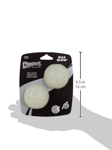 Chuckit! pelota en mano para comparar tamaño y ver que es ideal para perros medianos