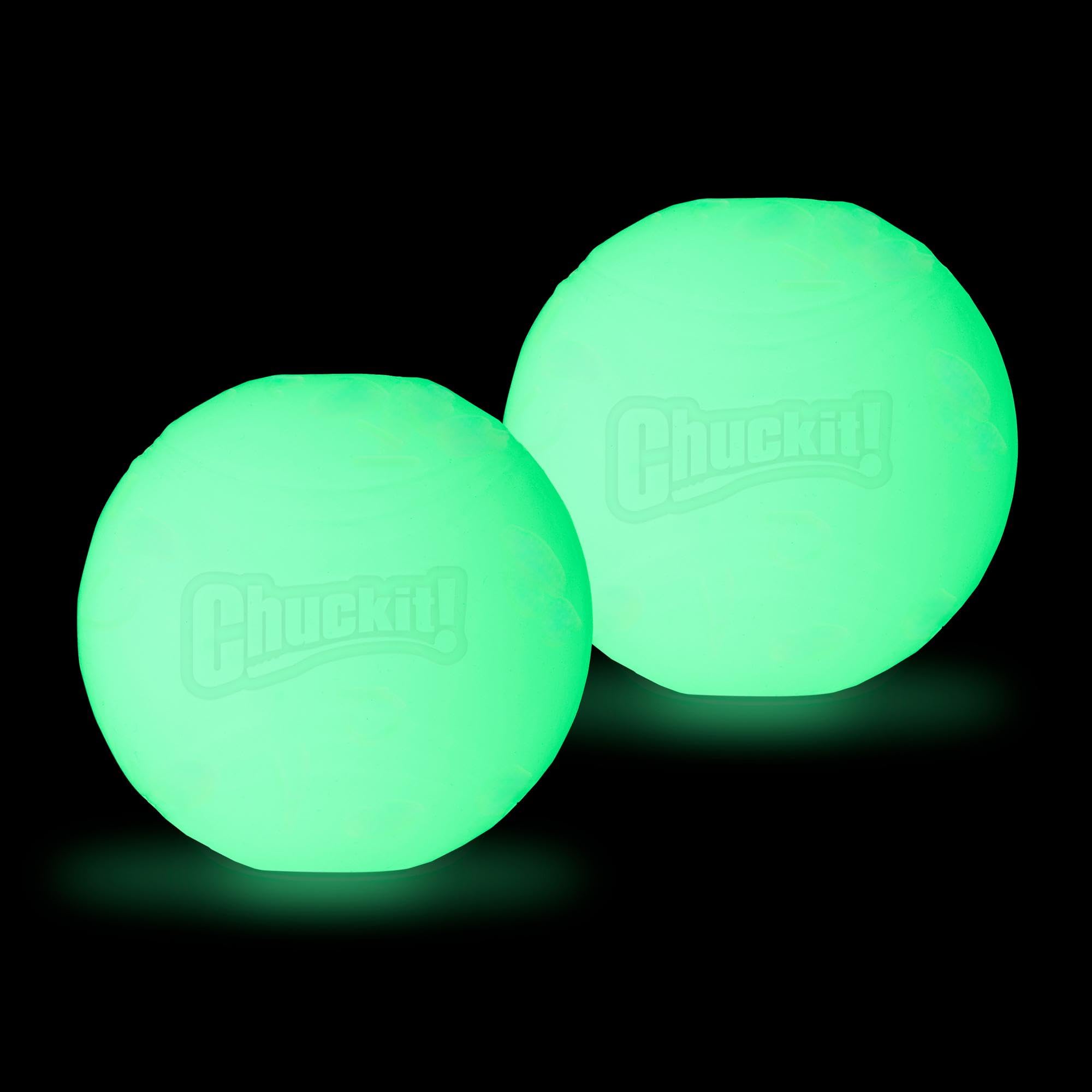 Chuckit! pelota colocada en lanzador mediano demostrando compatibilidad y alcance