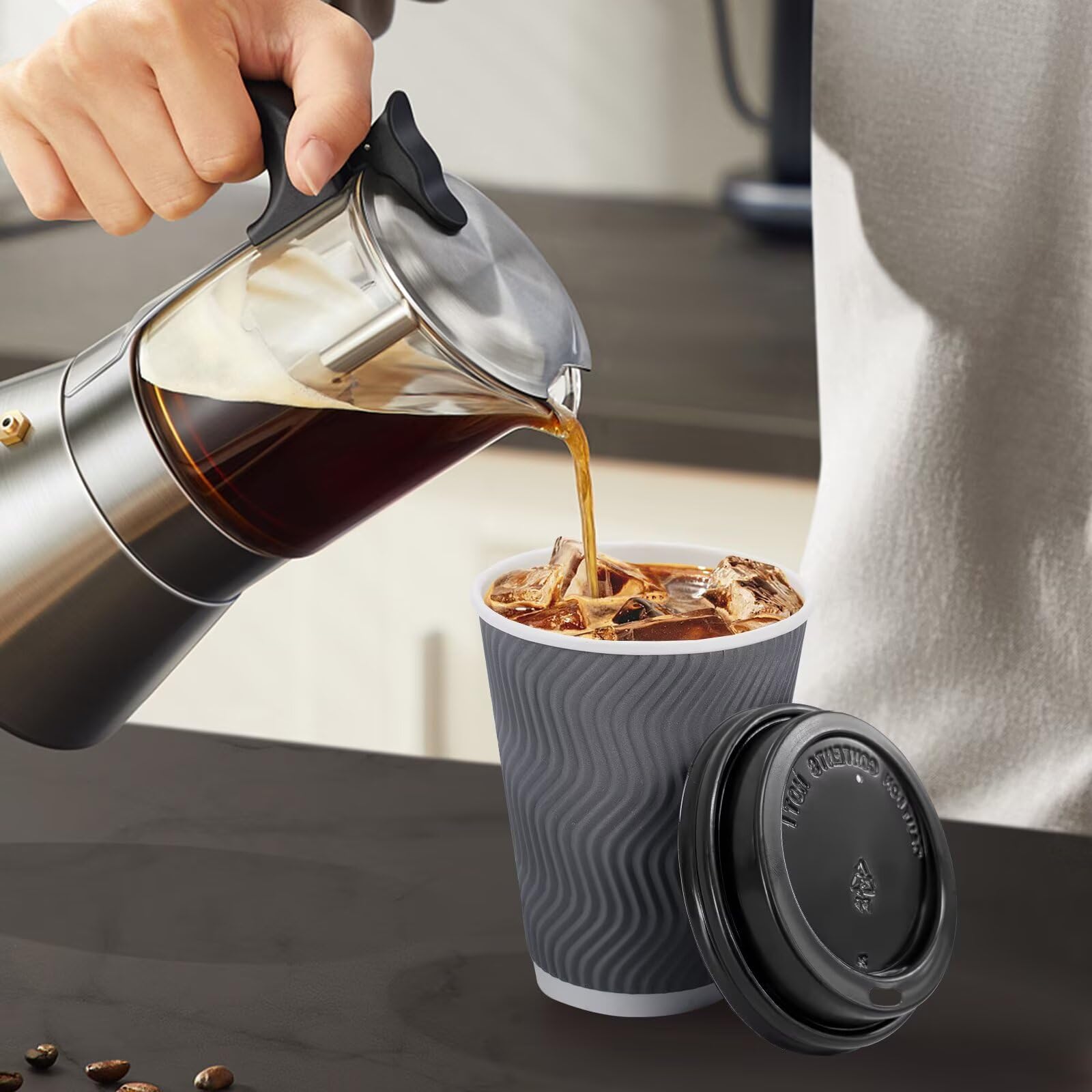 Clawsoff vaso en mostrador de cafetería listo para servir clientes