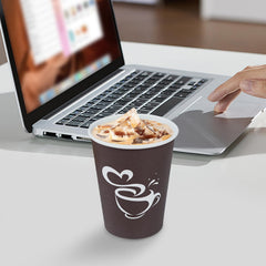 Clawsoff vaso en mano sirviendo café, comodidad y seguridad
