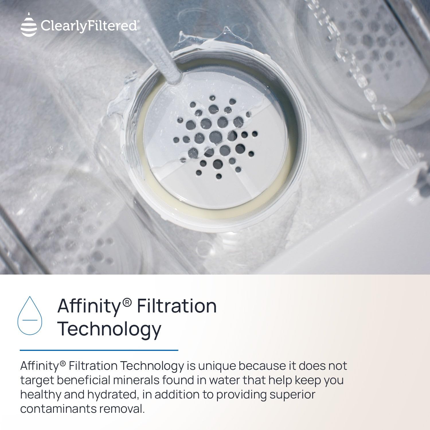 Clearly Filtered agua filtrada vertiéndose en vaso, sabor limpio