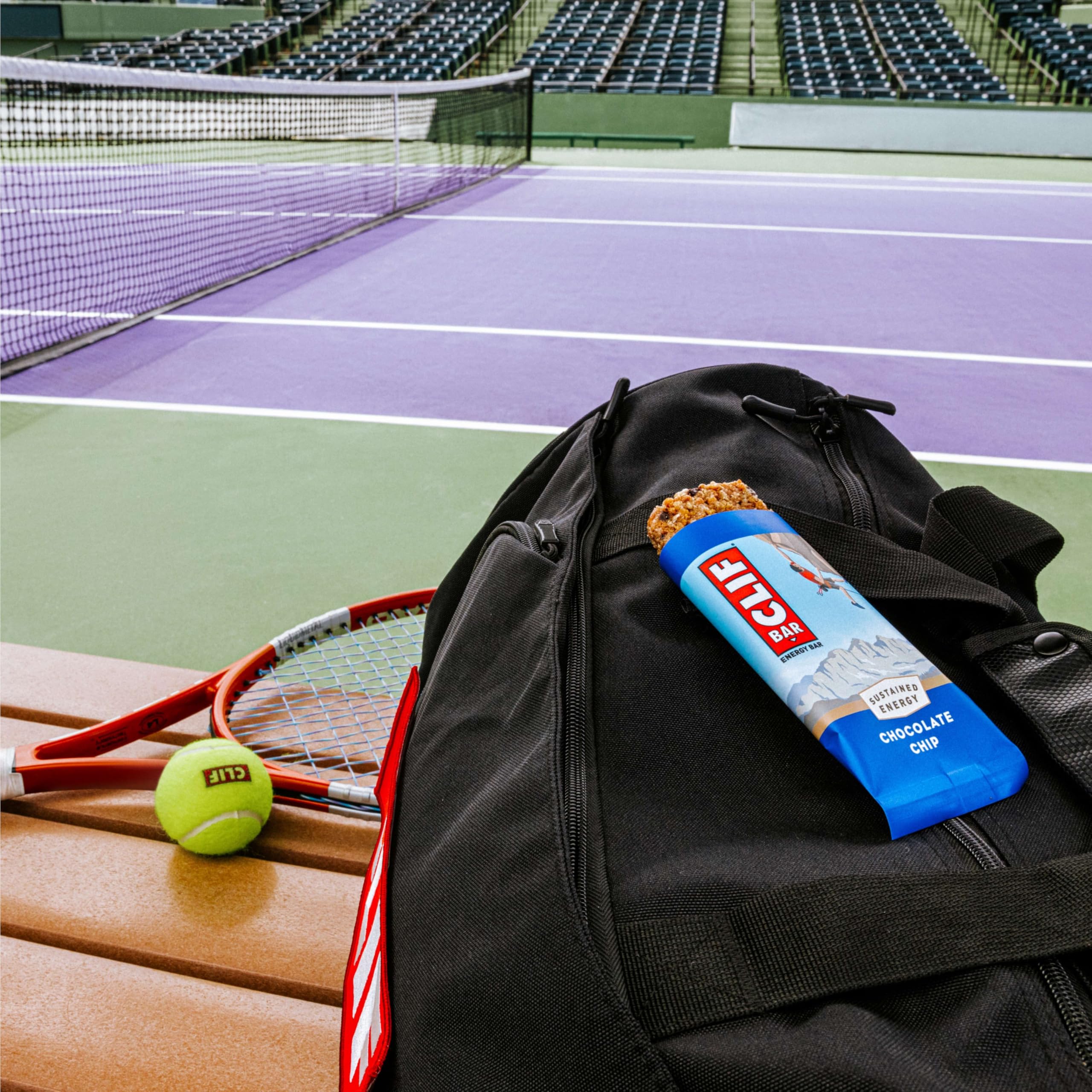 CLIF Bar en mochila sobre sendero ilustrando uso para excursiones y actividad