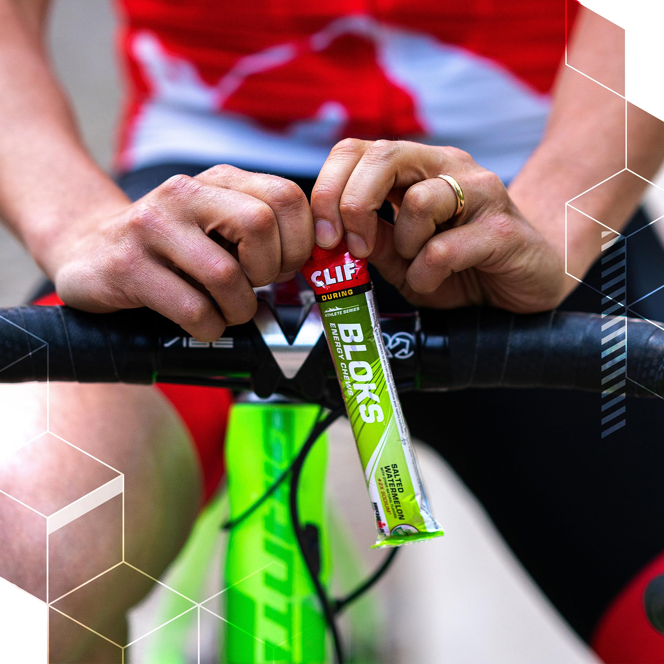 CLIF Bar dentro de mochila deportiva ilustrando facilidad de transporte