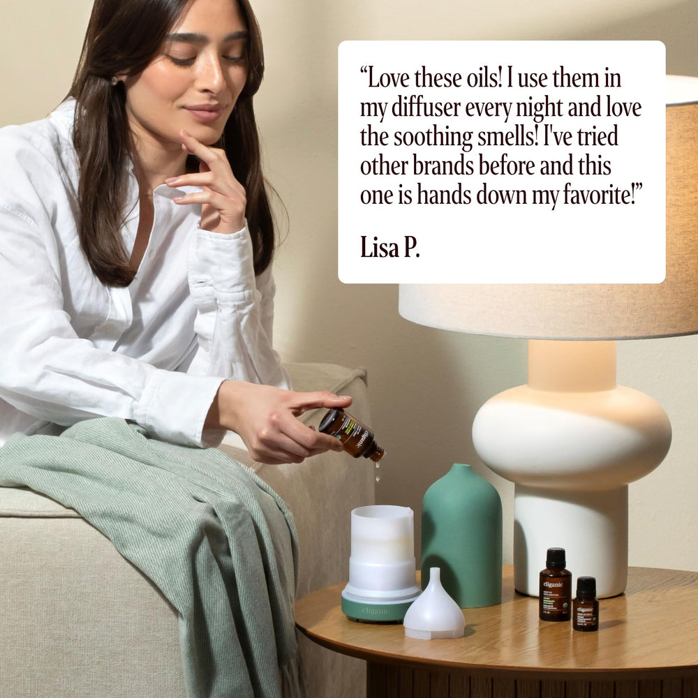 Cliganic aceite junto a toallas en baño, induce relajación