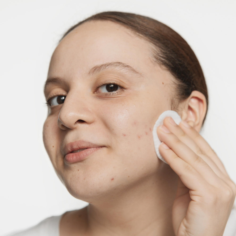 Clinique etiqueta detallada que resalta ingredientes clave