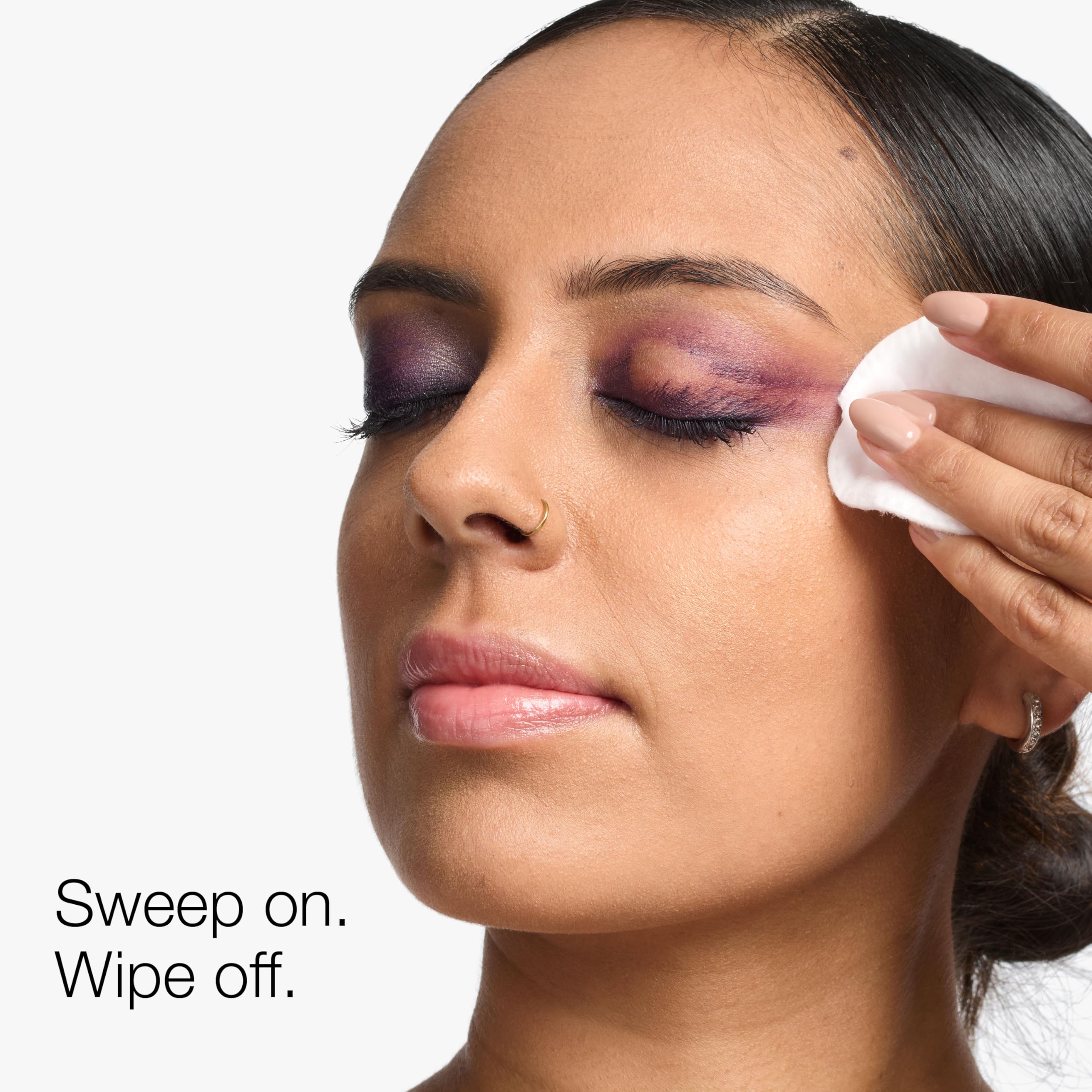 Clinique en uso retirando máscara sin frotar para proteger pestañas