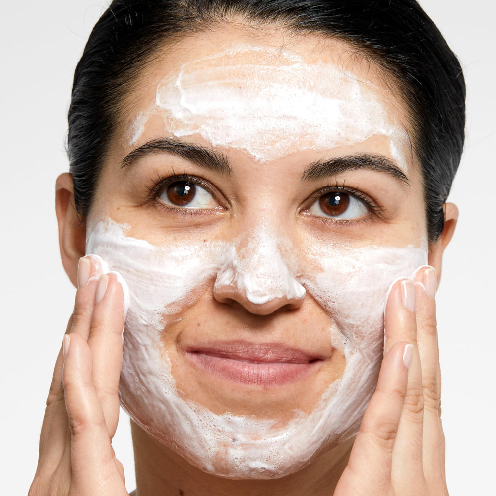 Clinique espuma en la mano demostrando fácil emulsión y enjuague