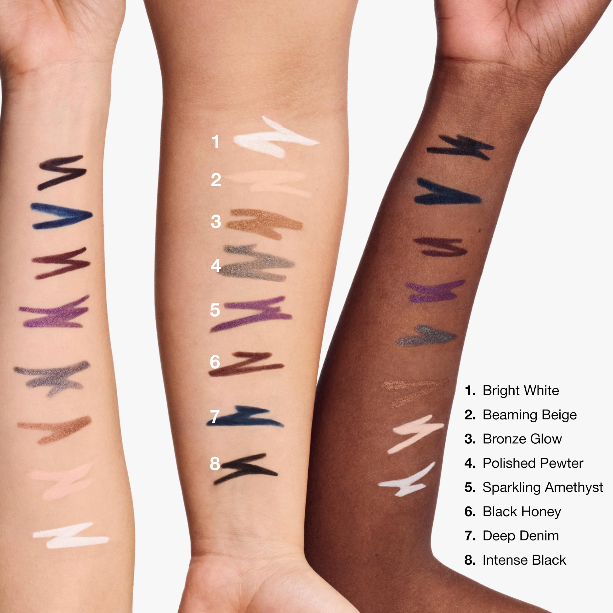 Clinique High Impact en uso aplicando delineado con precisión para mirada definida