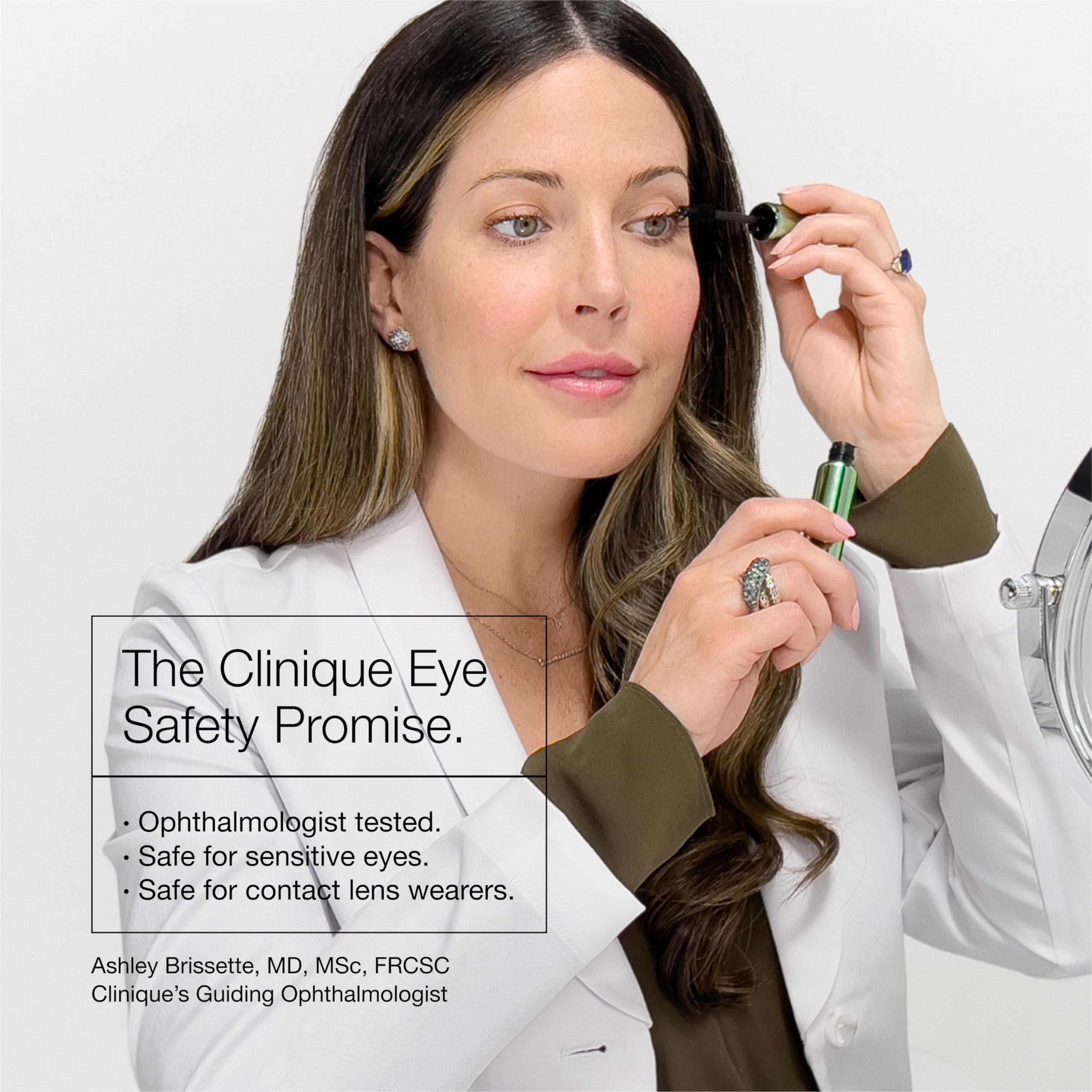 Clinique Quickliner junto a una mano para comparar tamaño y uso portátil