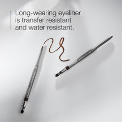 Clinique Quickliner punta cremosa en primer plano demostrando una textura suave y pigmentada