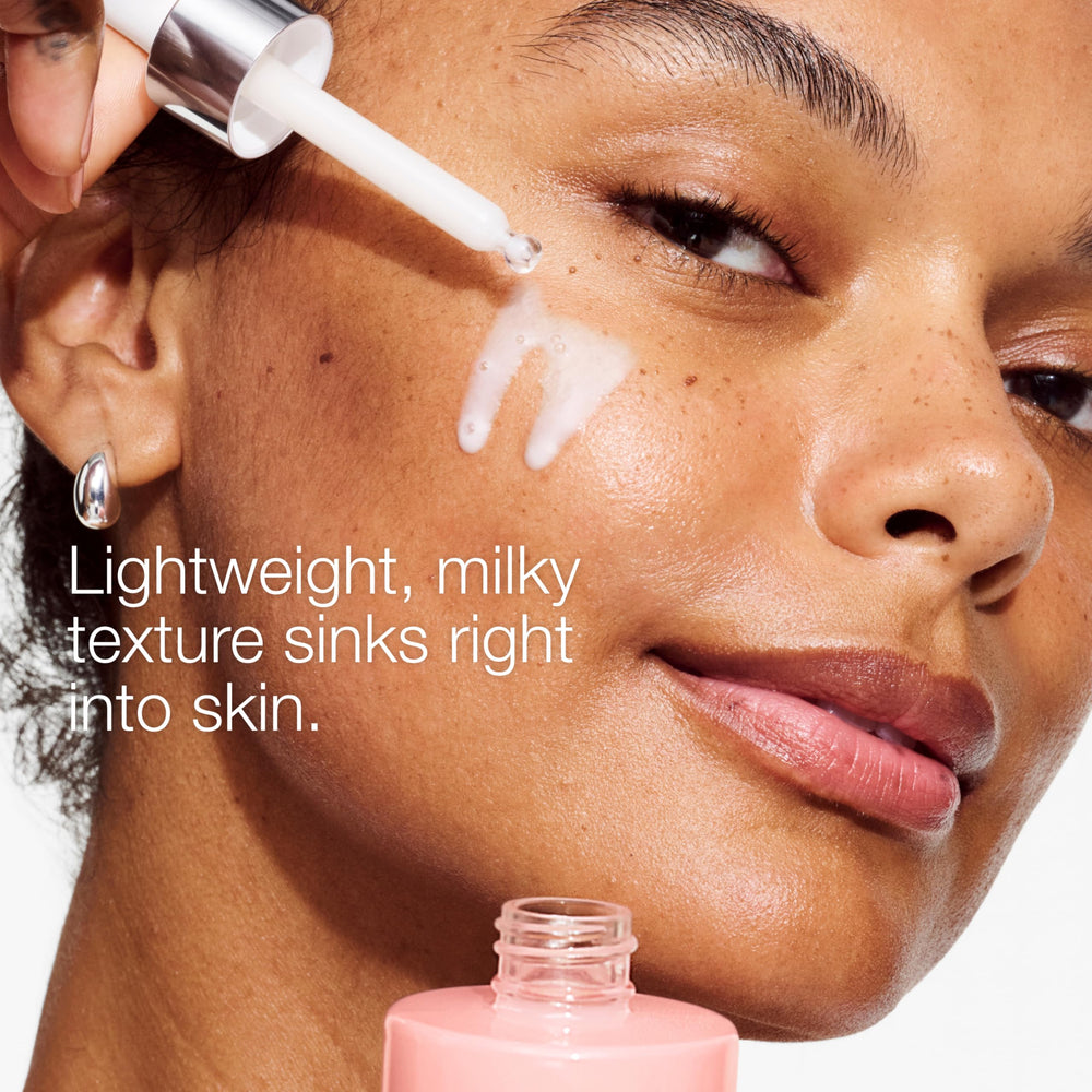 Clinique sérum bajo maquillaje mostrando compatibilidad y acabado uniforme