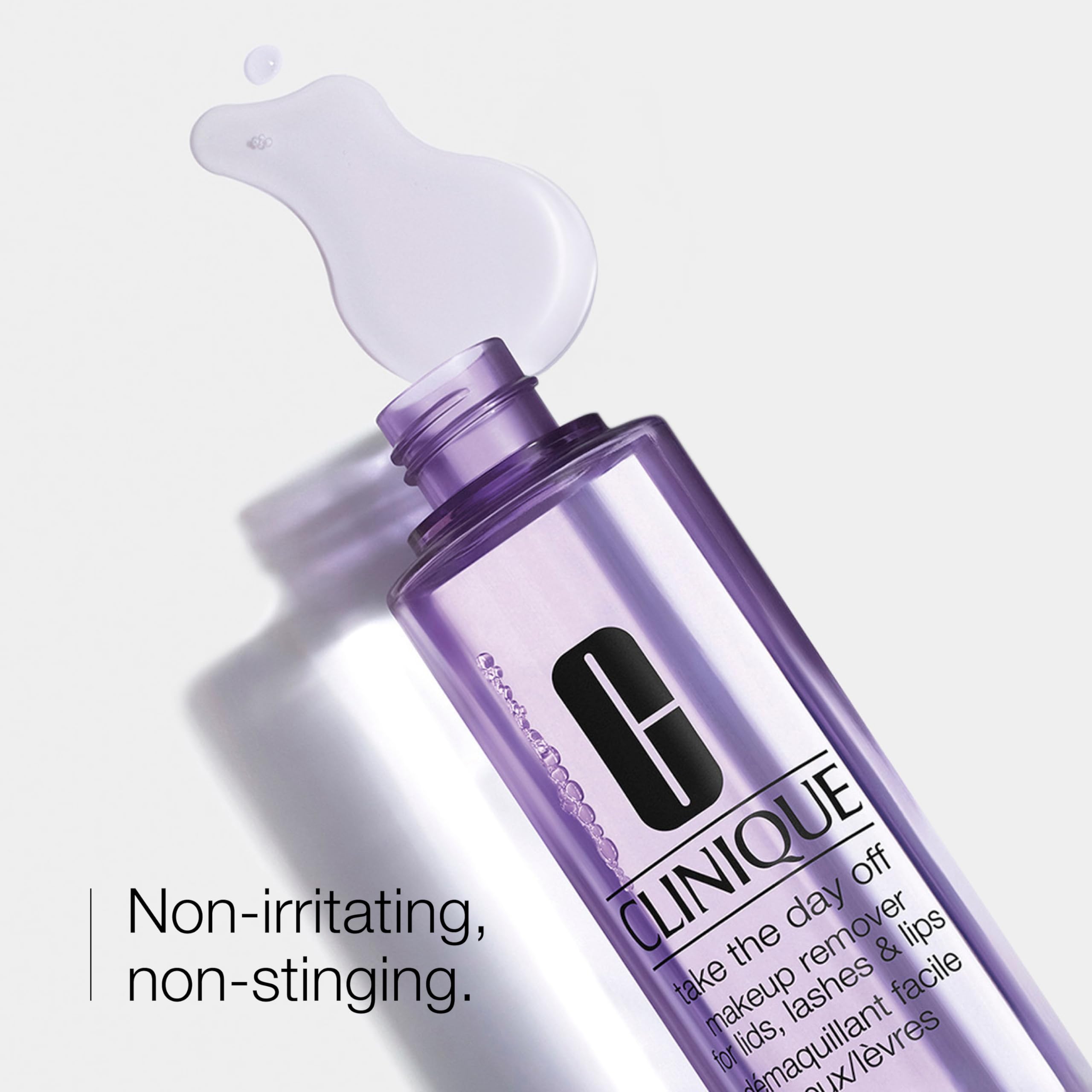 Clinique aplicando en labios con método de presionar y mantener eficaz
