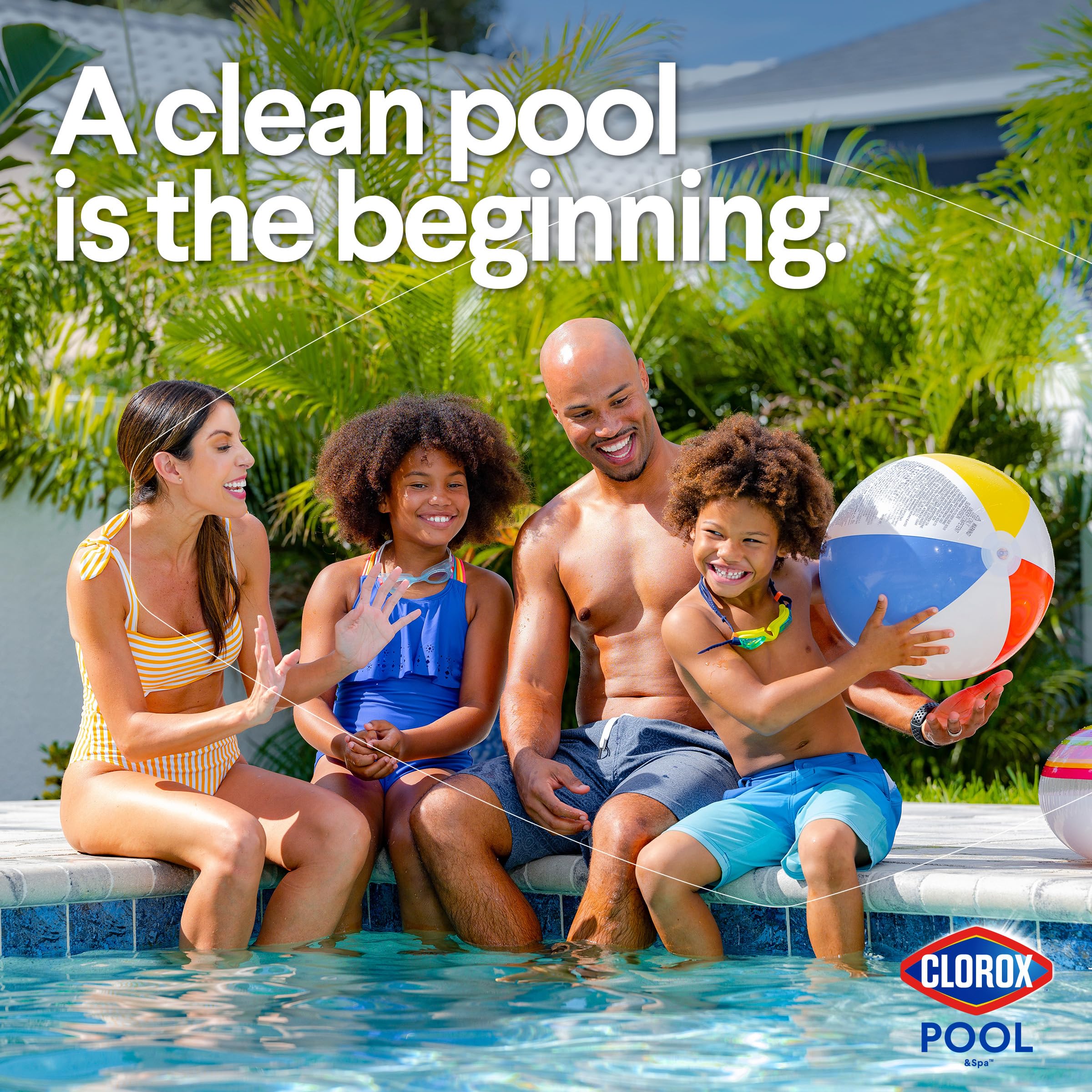 Clorox Pool&Spa envase 4 lb junto a accesorios para facilitar comparación de tamaño