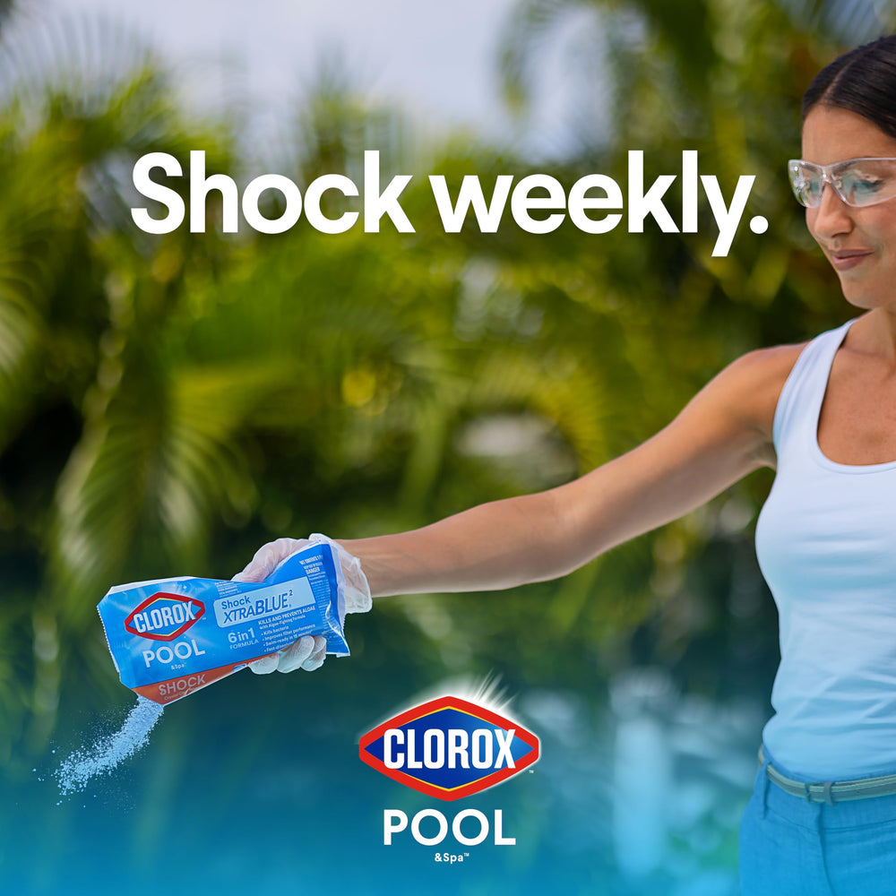 Clorox Pool&Spa polvo disolviéndose en agua demostrando rapidez de acción