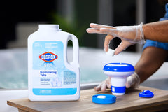 CLOROX Pool&Spa tabletas en dosificador demostrando liberación controlada