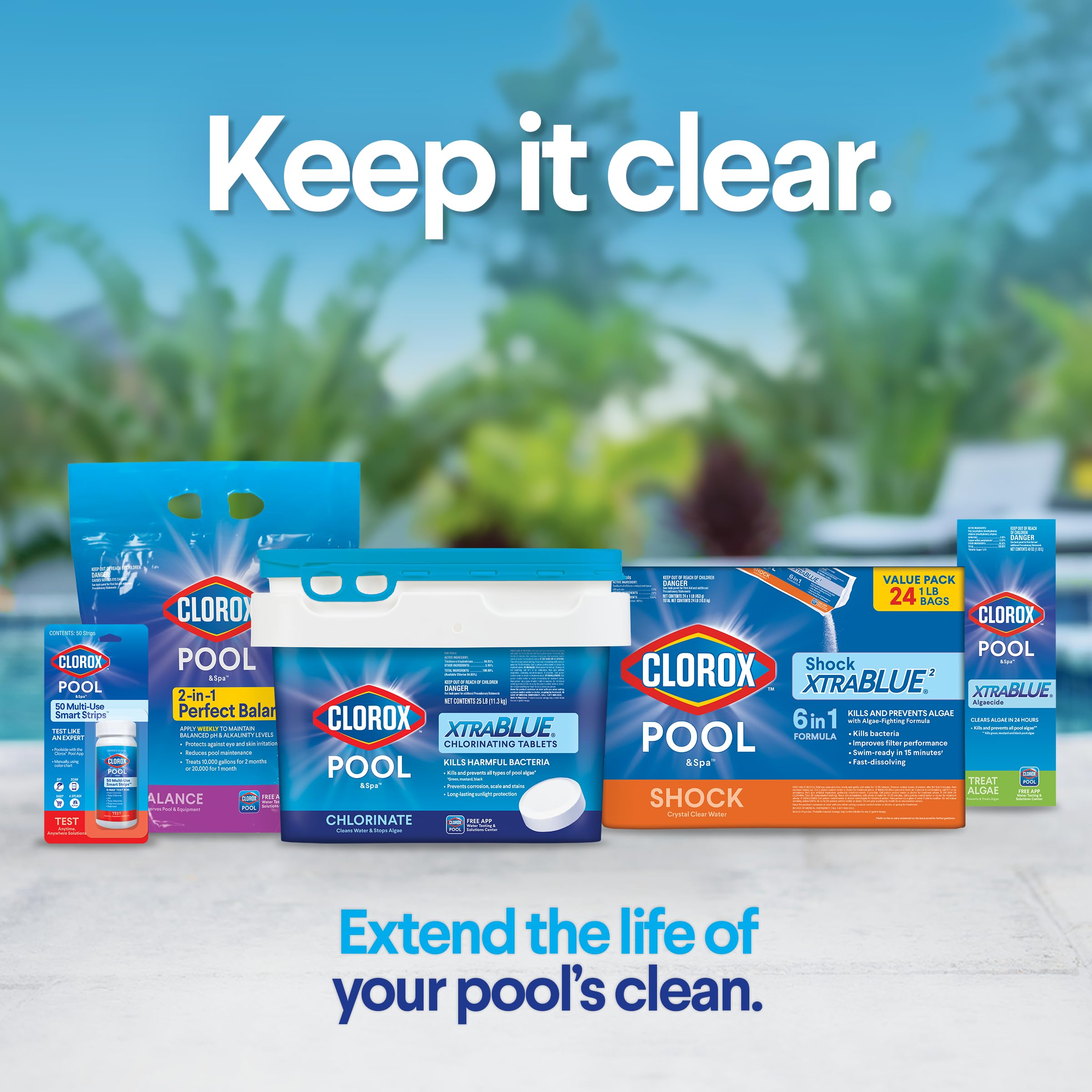 CLOROX Pool&Spa pastilla XTRABLUE comparada con mano para referencia de tamaño