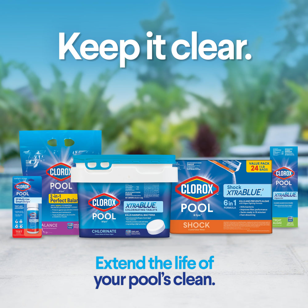 CLOROX Pool&Spa pastilla XTRABLUE comparada con mano para referencia de tamaño