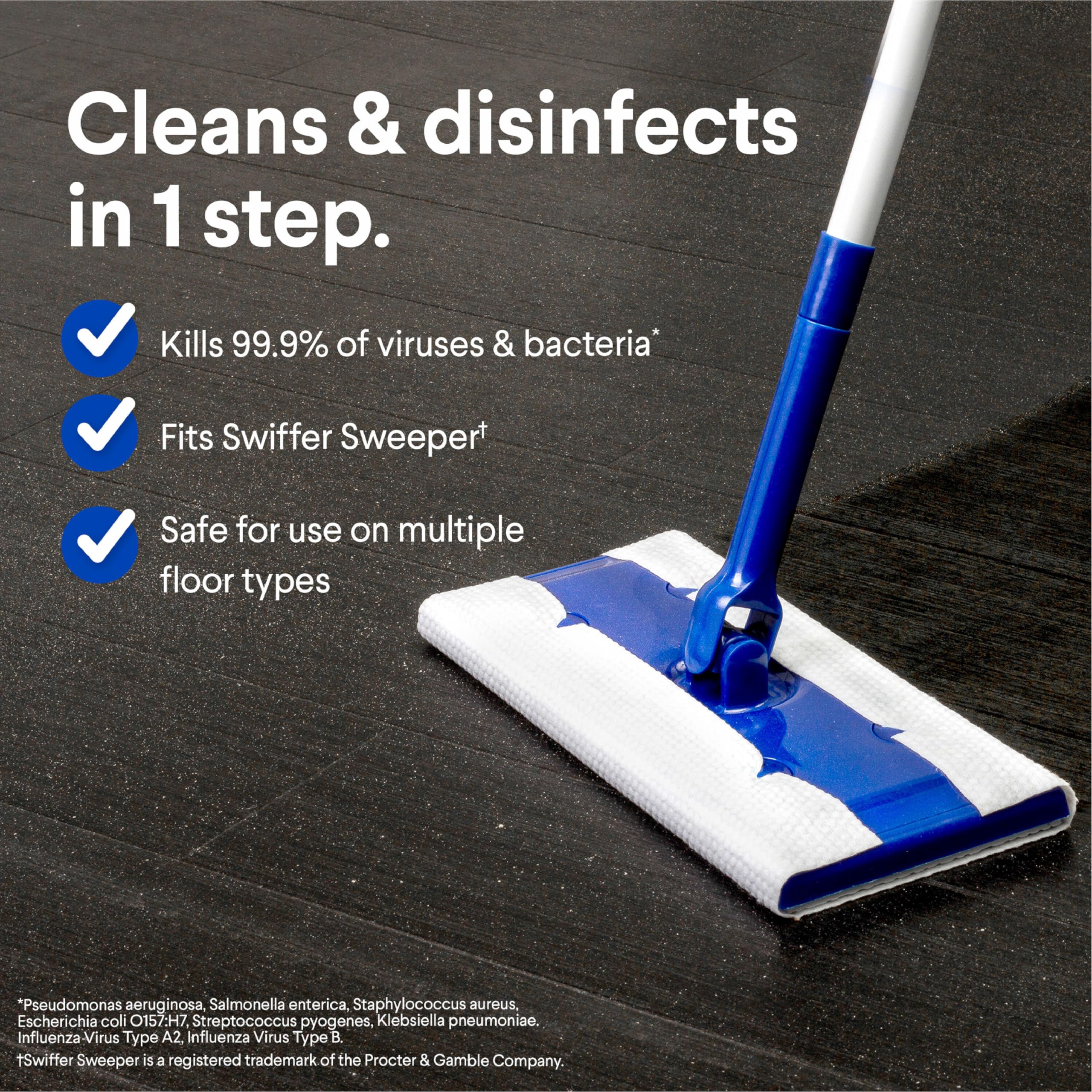 Clorox Scentiva mano sacando un recambio para ilustrar la facilidad de reposición
