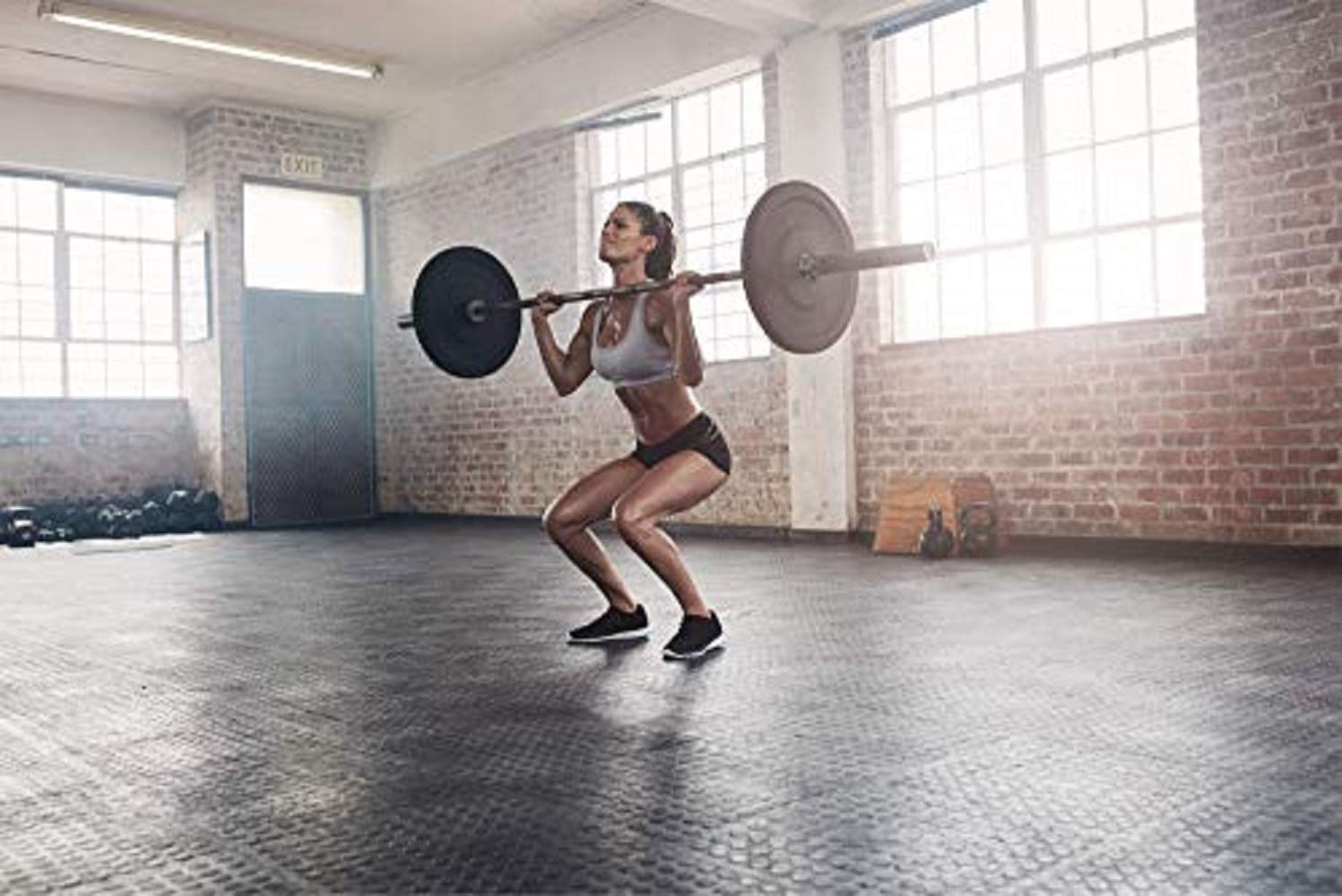 Clout Fitness comparación de tamaño junto a cinta métrica para escala