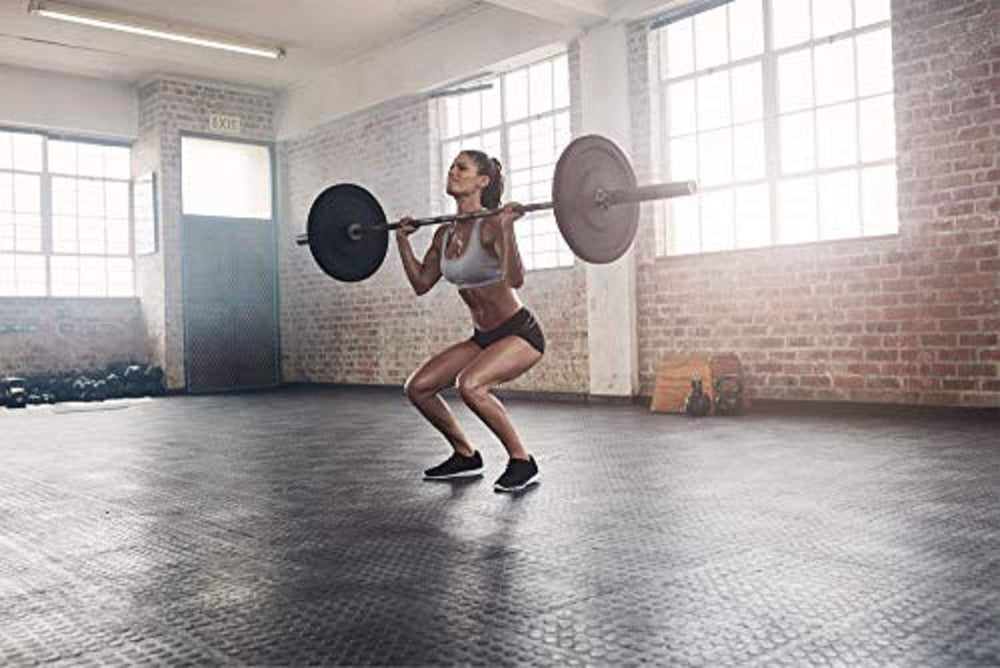 Clout Fitness comparación de tamaño junto a cinta métrica para escala