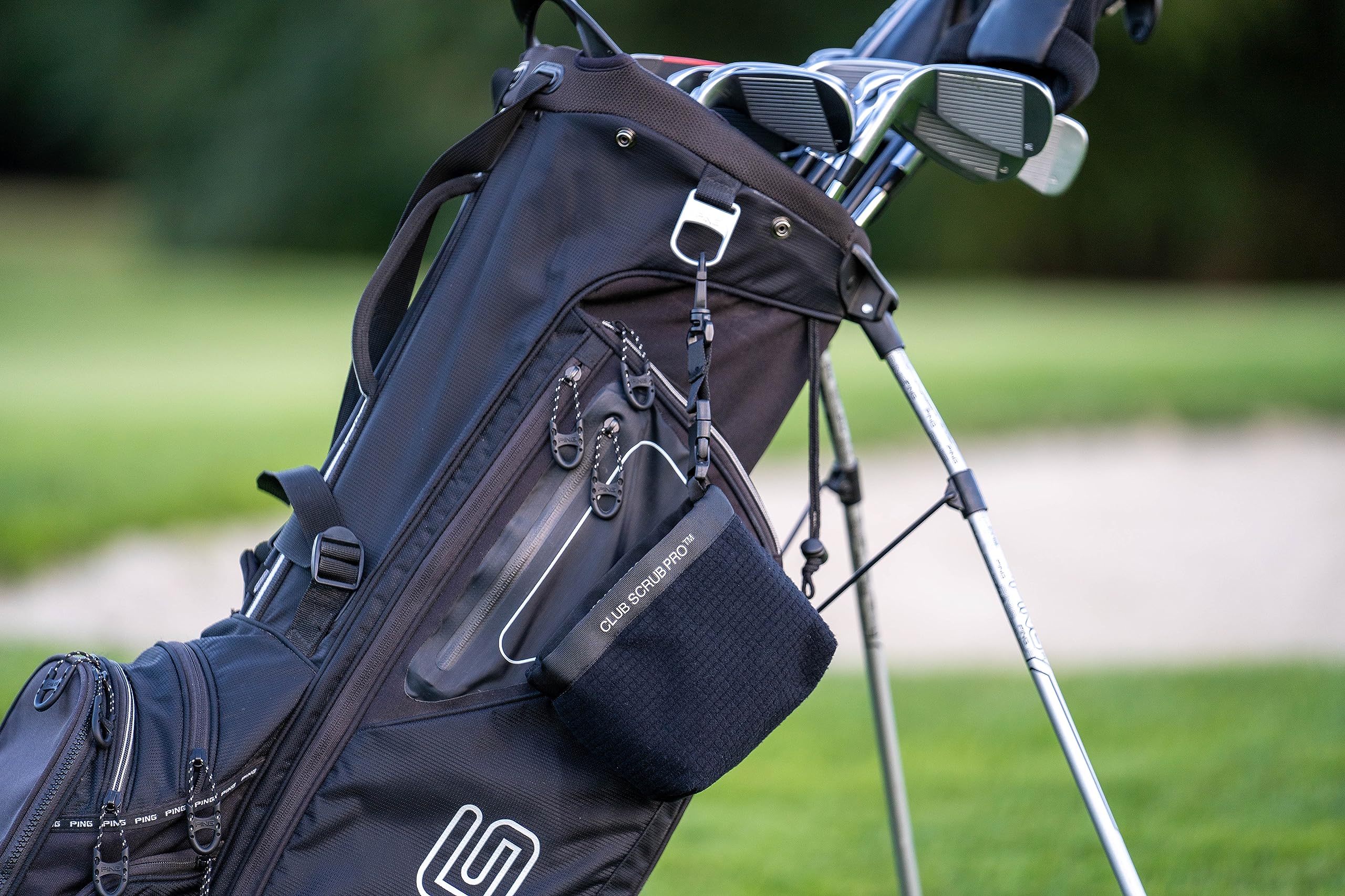 Club Scrub en campo de golf junto a bolsa, listo para jugar
