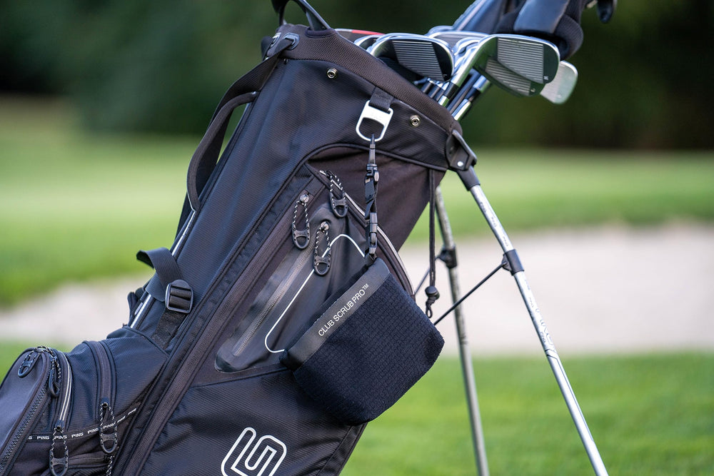 Club Scrub en campo de golf junto a bolsa, listo para jugar