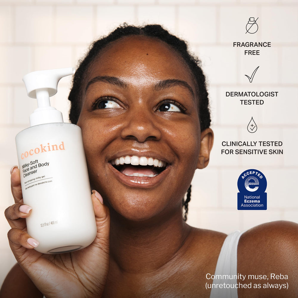 Cocokind textura gel‑lechosa en la mano destacando espuma suave e hidratación