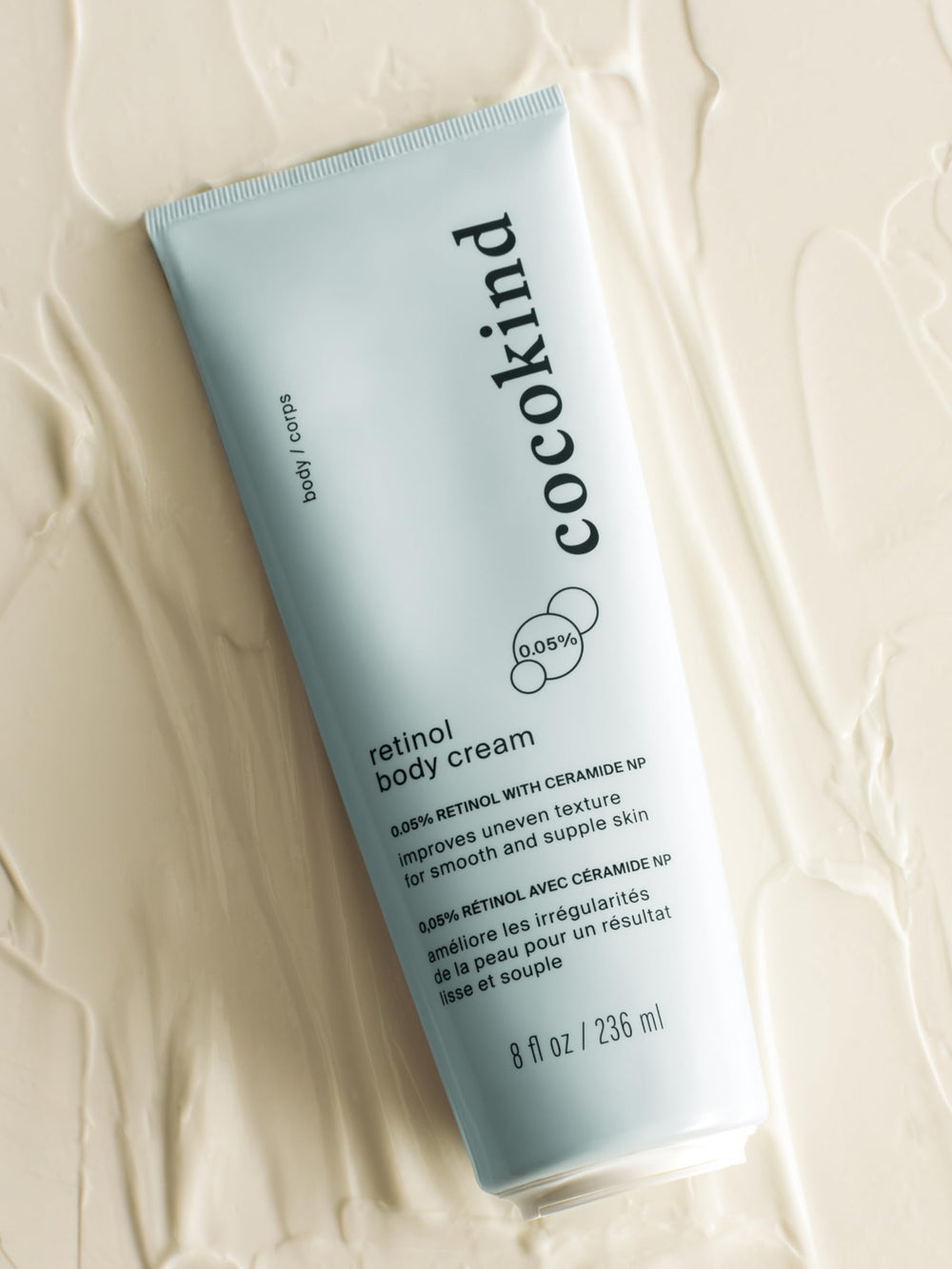 Cocokind Retinol Body Cream en baño estilo lifestyle sugiriendo uso cotidiano