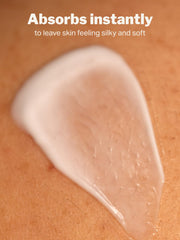 Cocokind Retinol Body Cream envase 8 fl oz junto a objetos para escala visual