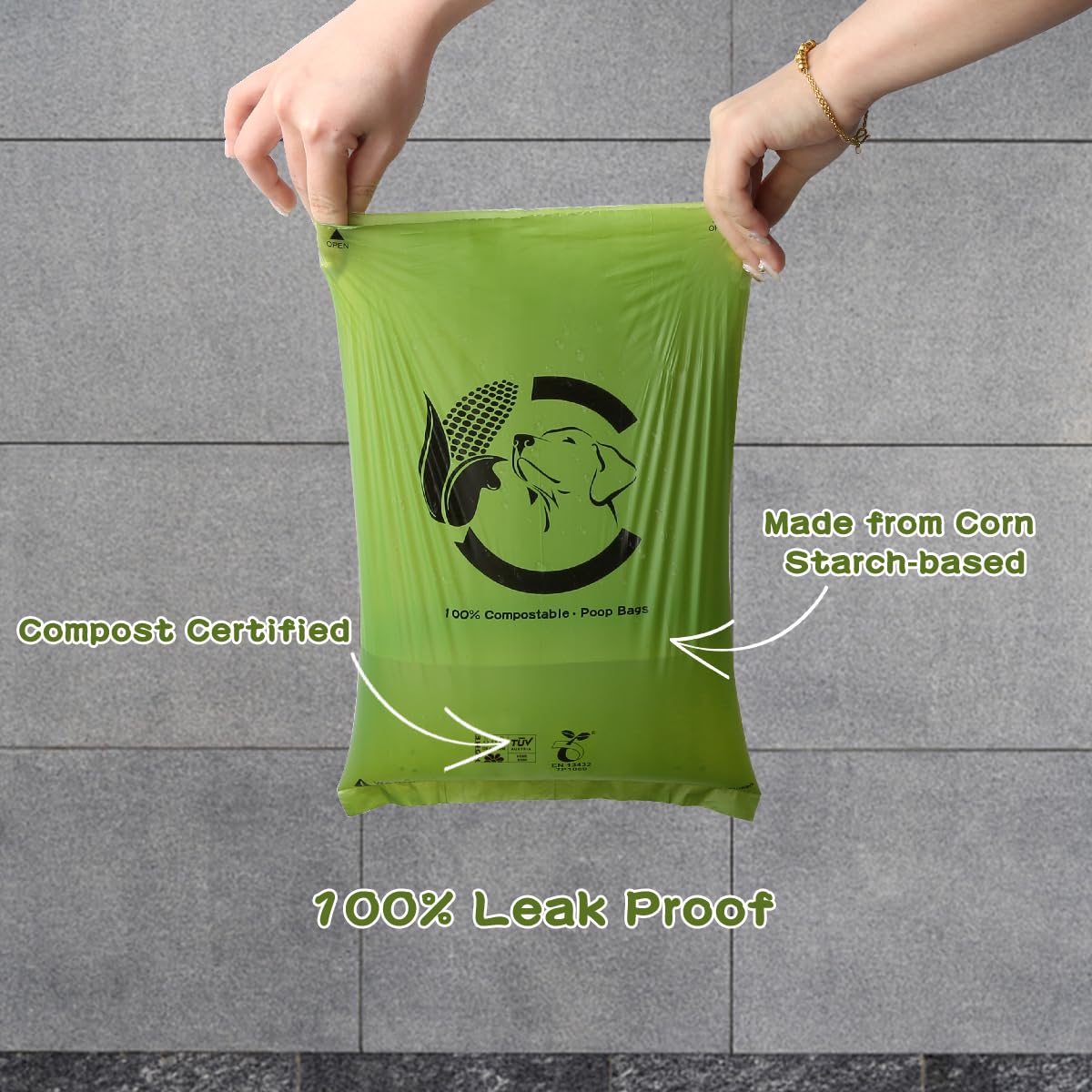 Codirom bolsa en uso durante paseo demostrando fácil dispensado y limpieza