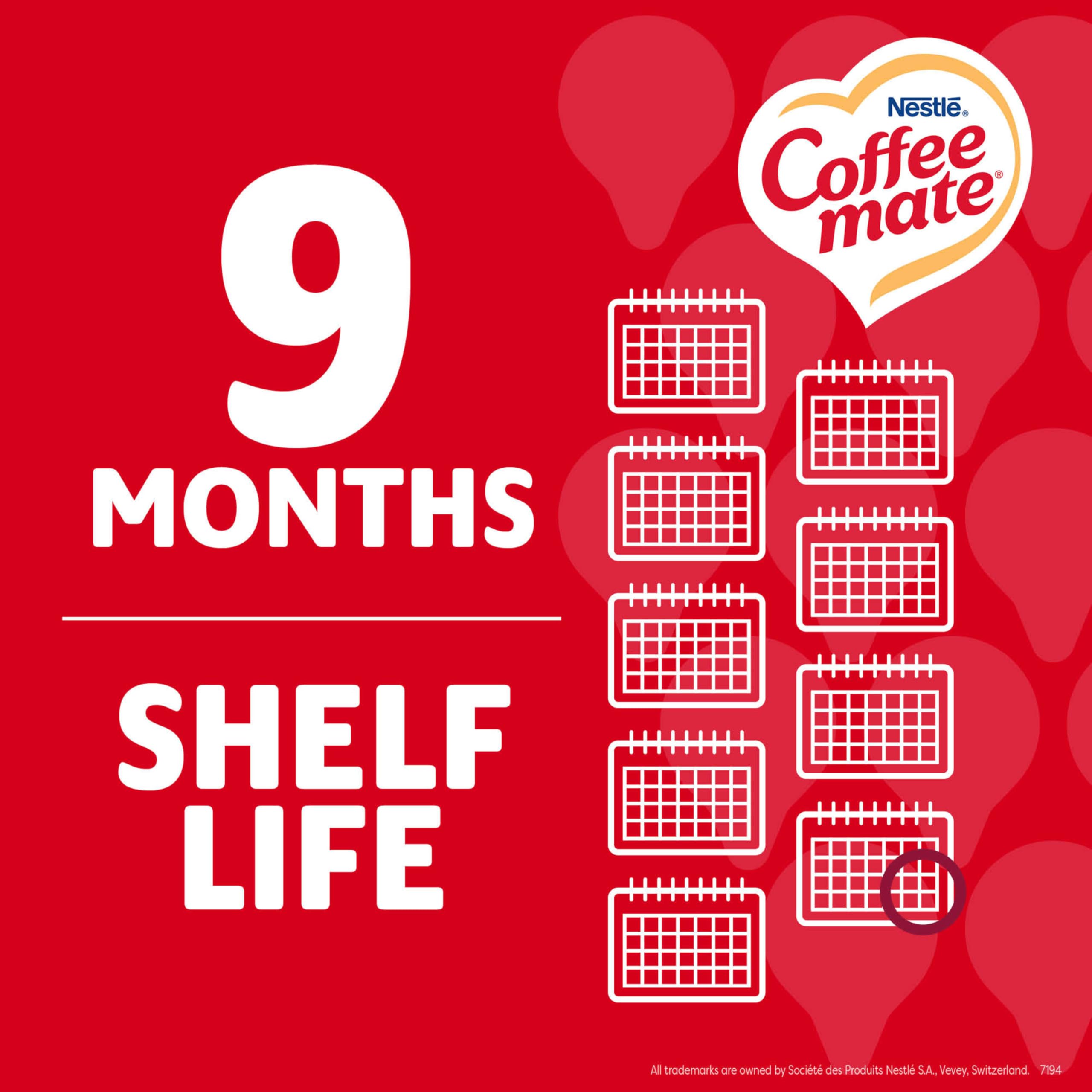 Coffee mate monodosis junto a una taza para referencia de tamaño