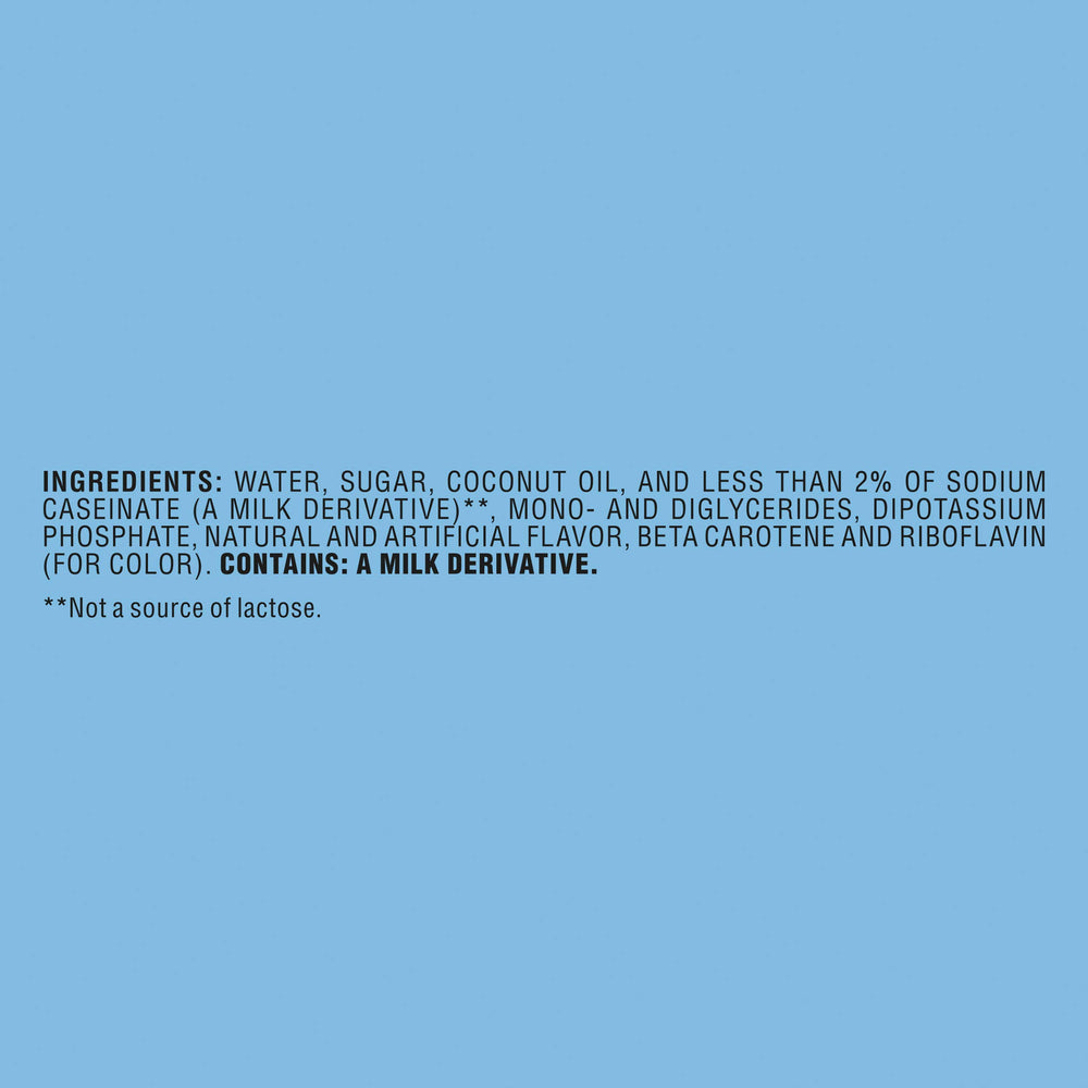 Coffee-mate tubito junto a una mano para referencia de tamaño útil