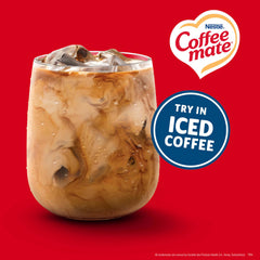 Coffee mate sirviendo creamer en una taza para un café cremoso