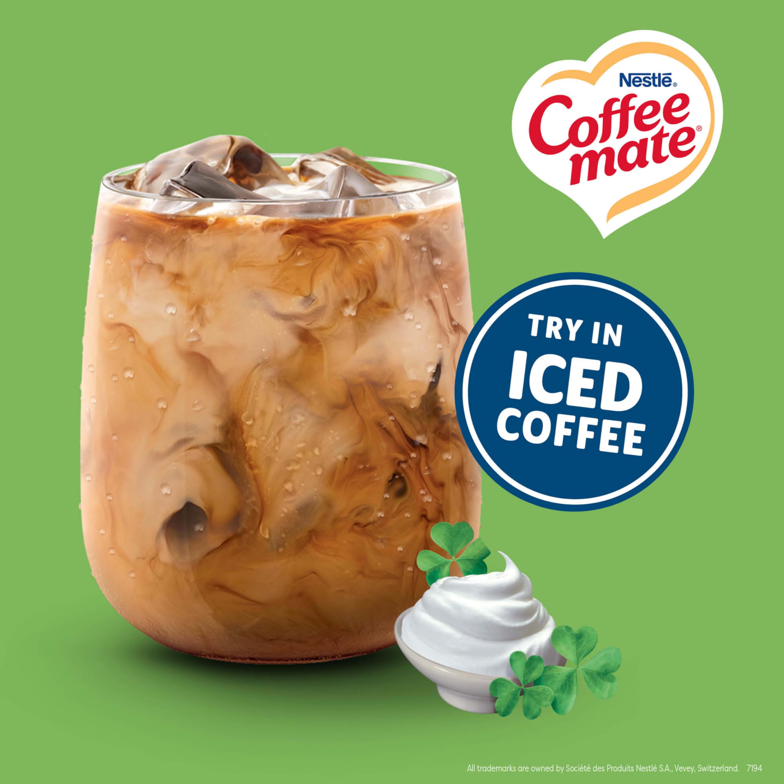 Coffee mate vertiendo creamer en taza de café para sabor Irish Crème