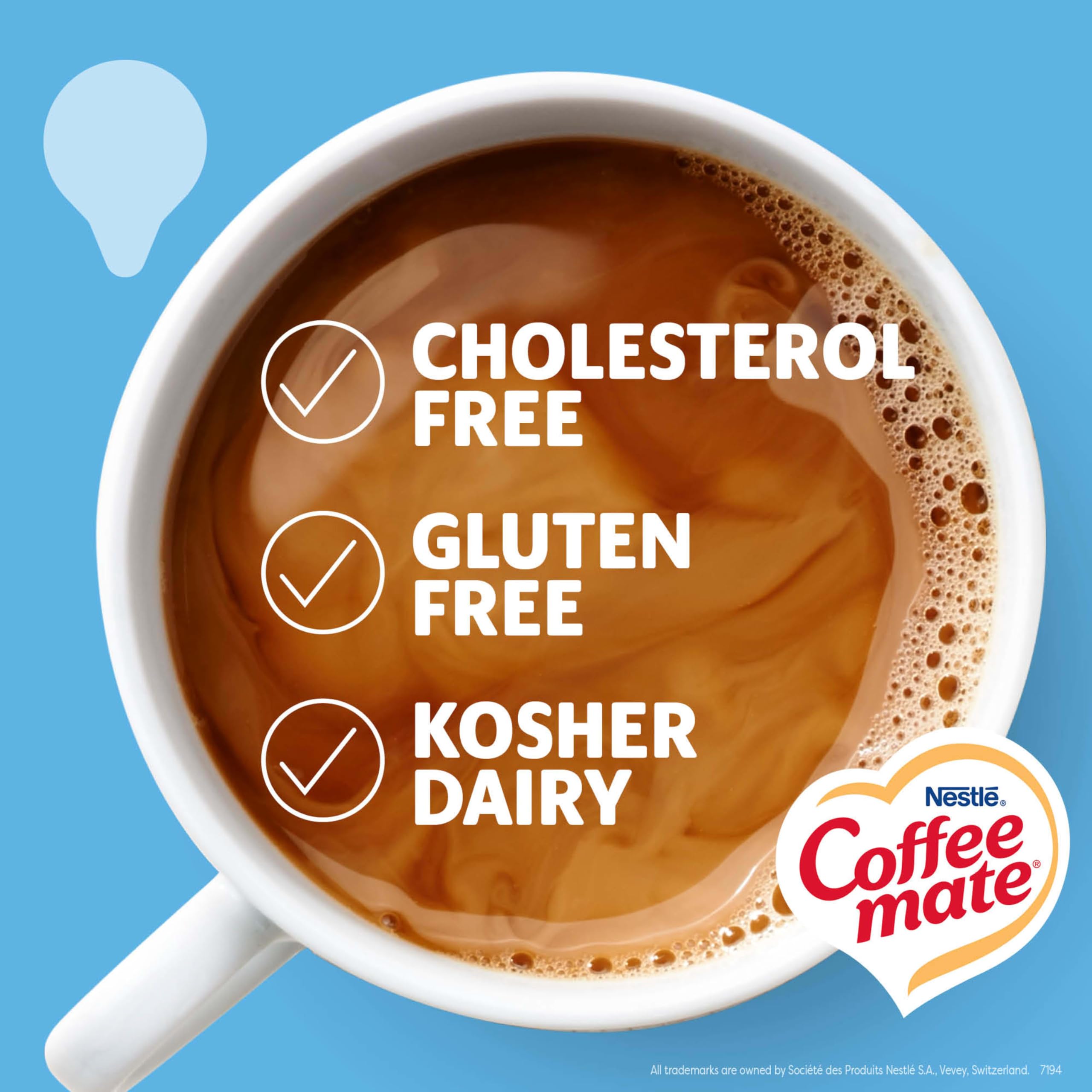 Coffee mate vertido cremoso en café aporta sabor y textura