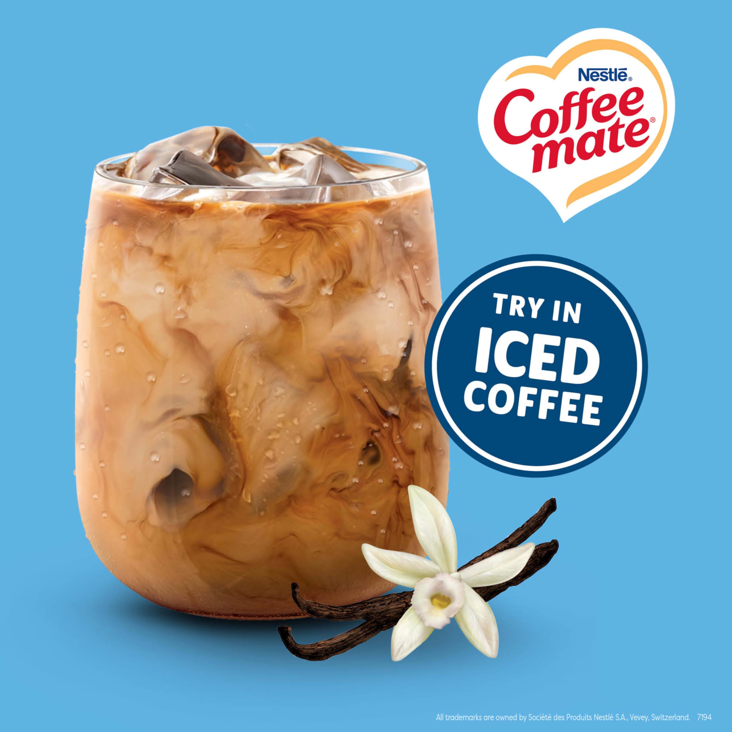 Coffee mate caja abierta con tarrinas en estación de café, perfecta para autoservicio