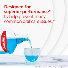 Colgate Total persona usando enjuague tras cepillado para frescor