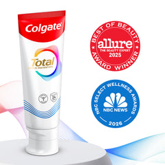 Colgate Total en uso durante el cepillado para limpieza y frescura