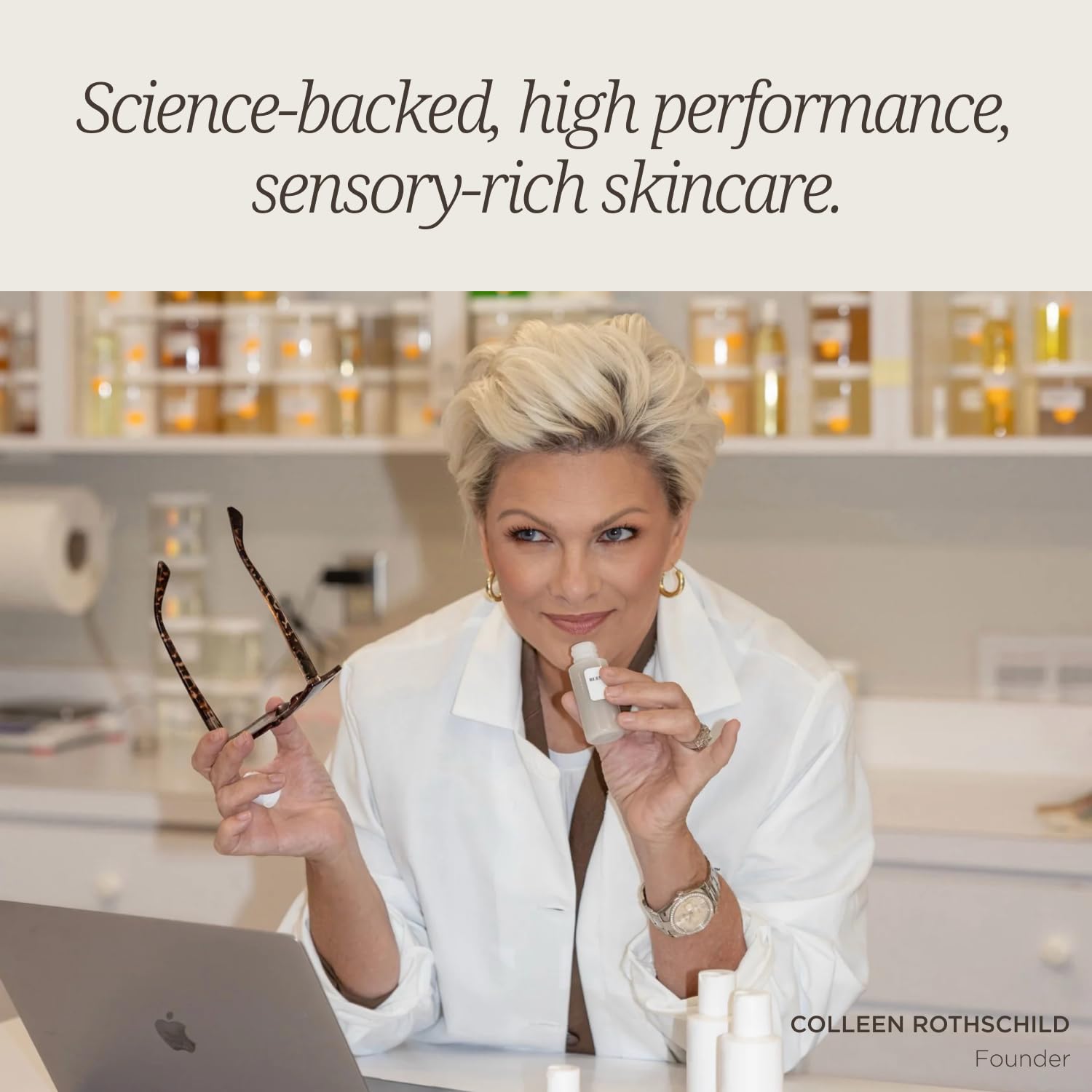 Colleen Rothschild producto en rutina diaria con maquillaje natural